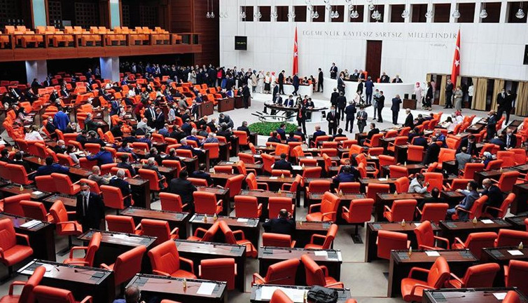 TBMM'de çoklu maaş tartışması: AKP'li Bülent Turan 'Kefil değilim' dedi