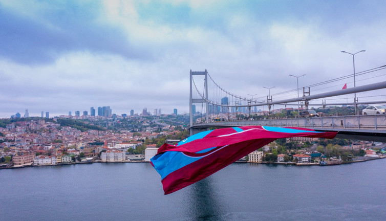 Dev Trabzonspor bayrağı 15 Temmuz Şehitler Köprüsü’ne asıldı
