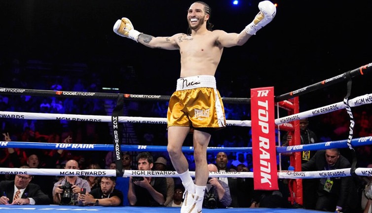 Muhammed Ali'nin torunu Nico Ali Walsh rakibini ilk raundda nakavt etti