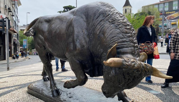 Boğa heykeli açıldı