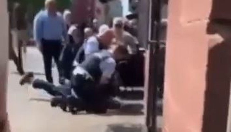 Alman polisi Türk'ü döve döve öldürdü