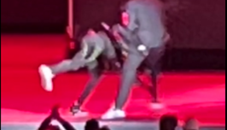 Ünlü komedyen gösteri sırasında saldırıya uğradı. O anlar saniye saniye kameralara yansıdı