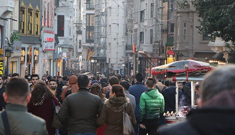 Ünlü yazar turist denilenlerin kim olduğunu deşifre etti. İstanbul Valiliği turist olarak açıklamıştı