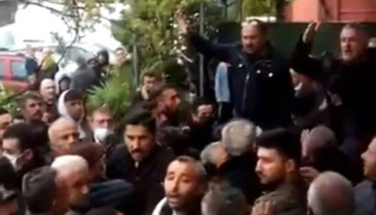 Mahalleliden AKP'li başkana sert tepki: Bayramlaşma için geldi, terk etmek zorunda kaldı
