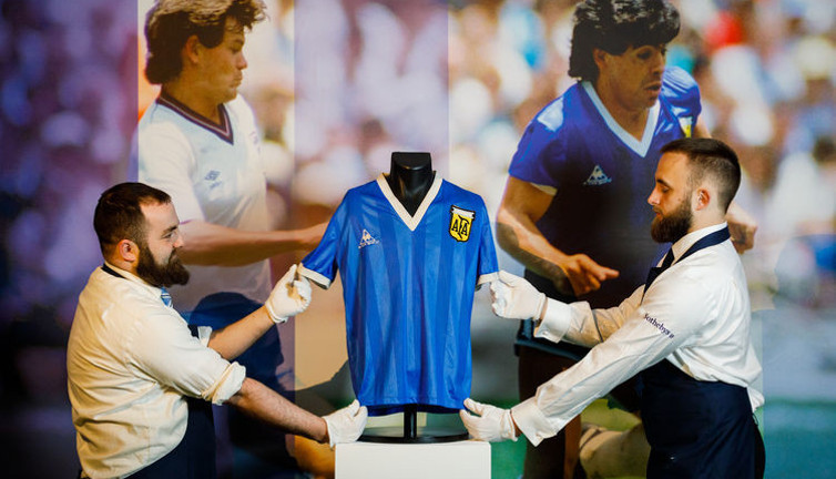 Maradona'nın 'Tanrının eli' forması 7,1 milyon sterline satıldı