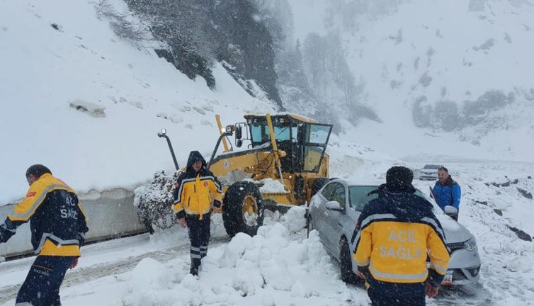 Mayıs'taki kar, köy yollarını kapattı