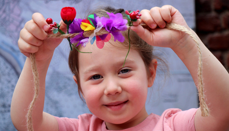 Kakava ve hıdrellezin simgesi 'bahar tacı' yaptılar