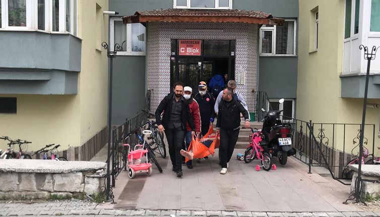 Komşular şüphelenince eve girdi! Aile zehirlenmiş halde bulundu…