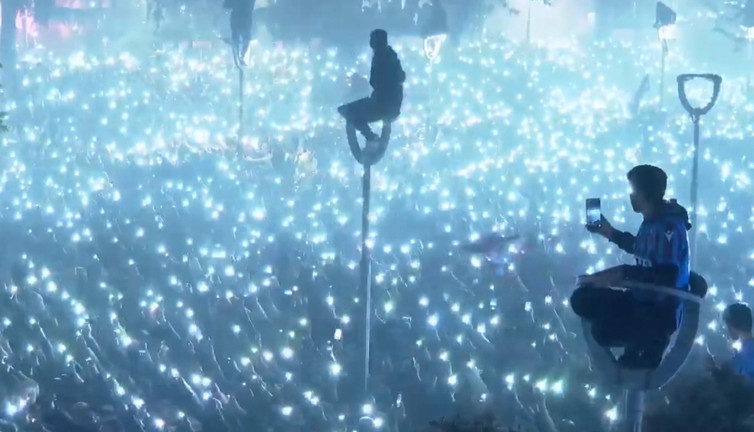 Şampiyonluğu aydınlatma direğinin tepesinde kutladılar, dünya basınına manşet oldular