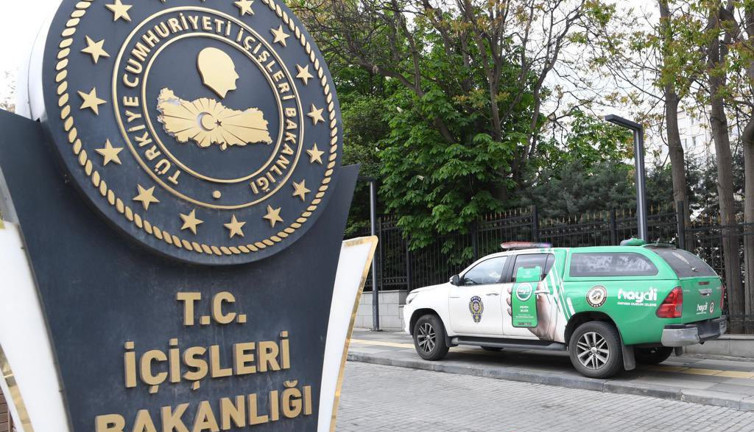 Ümit Özdağ’ın İçişleri Bakanlığı'na gitme kararı sonrası bakanlık önüne bu araç getirildi. Süleyman Soylu hayvandan daha aşağı görüyorum demişti