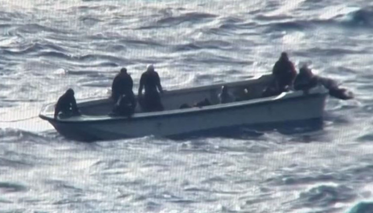 TCG Gökçeada Fırkateyni'nden Libya açıklarında kurtarma operasyonu. Leventler ölmek üzere olan düzensiz göçmenleri kurtardı