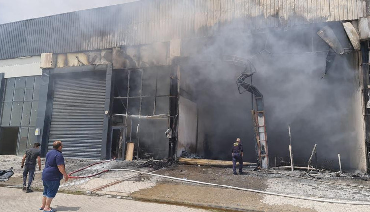 Dükkan yangınları araç da yaktı