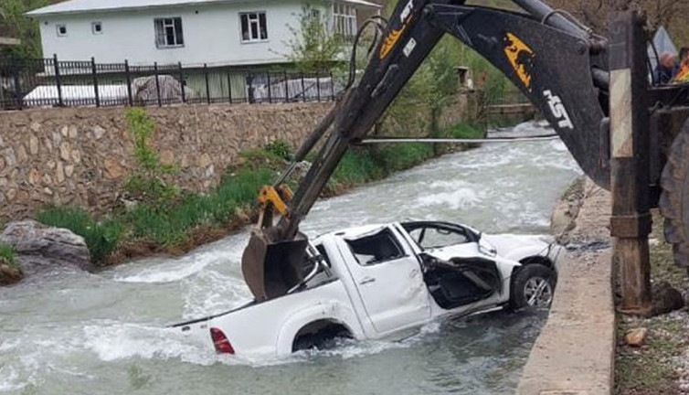 Kamyonet dereye uçtu: 2 ölü, 3 yaralı
