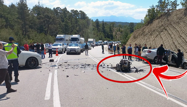 Ciple çarpışan otomobilin motoru yola savruldu! Sürücüsü sıkıştı…