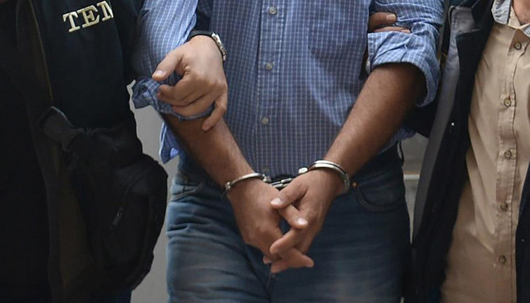 Firari avukat sahte kimlikle yakalandı! Terör örgütü üyeliğinden aranıyordu...