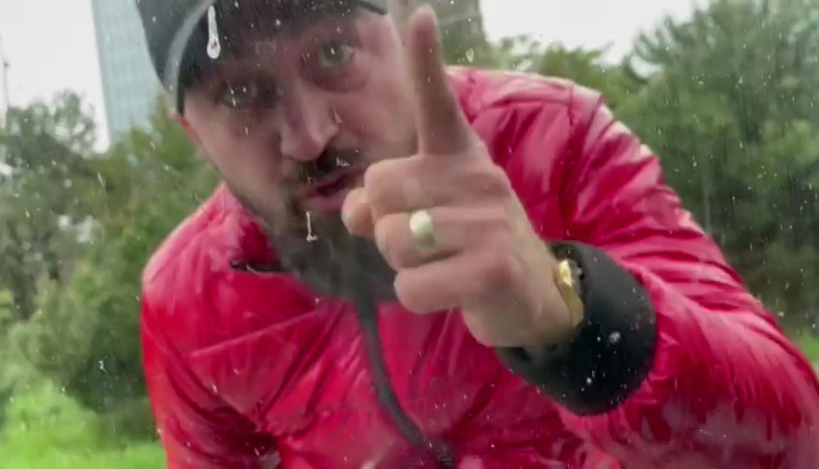 Emniyet şeridini ihlal etti, kendisini uyaran sürücünün arabasına saldırdı