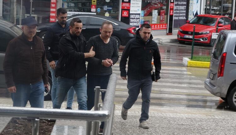 Eşini eşarpla boğmaya çalıştı, üç harflileri suçladı. Hakim bu savunmayı dinledi zanlıyı tutuklayıp, cezaevine gönderdi