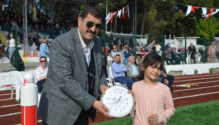 AKP'li Belediye Başkanı çocuklara Arapça rakamlı saat hediye etti. Sonra yerliyiz ve milliyiz nutukları atacaklar. Hediyeyi verenlerden birisi de MHP'li Meclis Üyesiydi