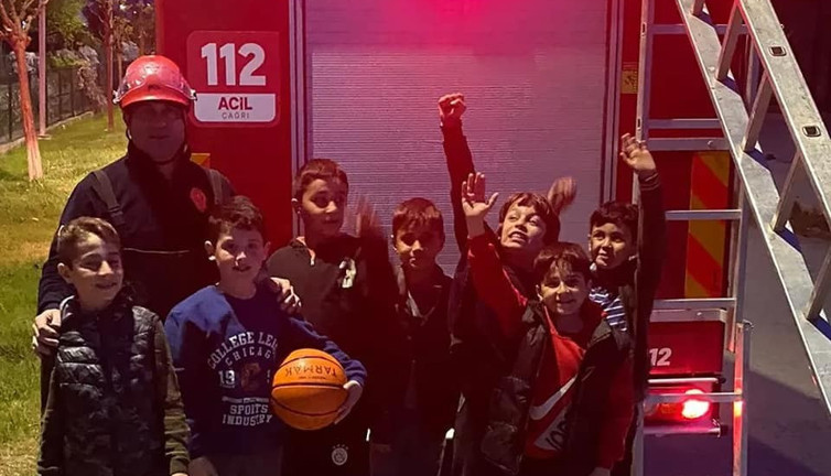 Çocukların dereye düşen topu itfaiyenin operasyonuyla kurtarıldı