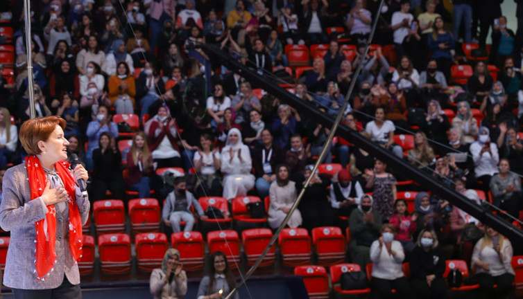 Meral Akşener sloganlara böyle yanıt verdi. Birilerini kalpten götüreceksiniz