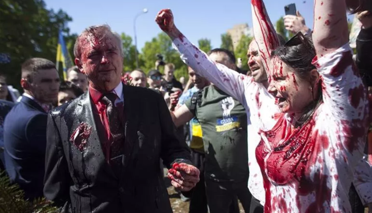 Polonya’da Zafer Günü’nü anmak isteyen Rus büyükelçiye kırmızı boyalı protesto