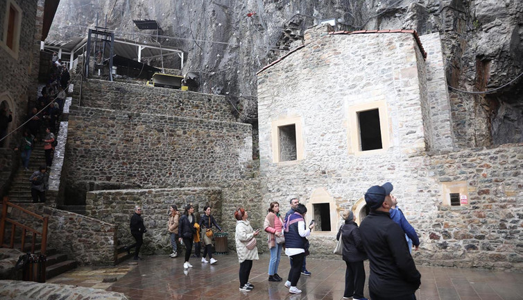 Saklı alanlar gün yüzüne çıktı! Sümela Manastırı ziyaretçi akınına uğradı…