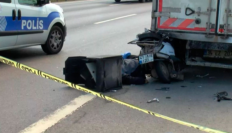 Pendikte kamyonete çarpan kurye hayatını kaybetti