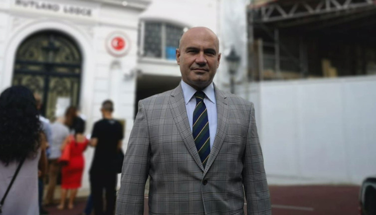 Erdoğan'ın eski sağ kolu Turhan Çömez tencereye kapağı koydu. AKP ''Oylarımız yüzde 45-46'lara çıktı'' dedi. Bu bir ''At martini bre Hasan'' haberidir