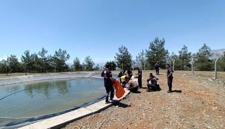 Serinlemek için yangın havuzuna giren 15 yaşındaki çoban hayatını kaybetti
