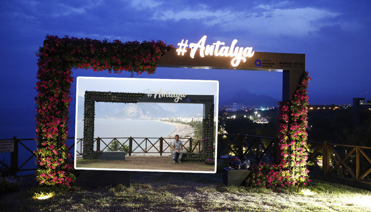 Çiçekler sürekli çalınınca başına nöbetçi personel koydular