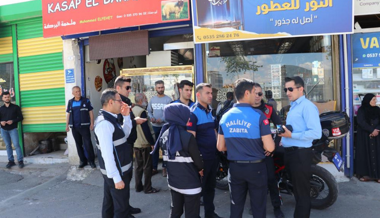 Vicdansız kasaba bozuk et baskını. Tabelası Arapça