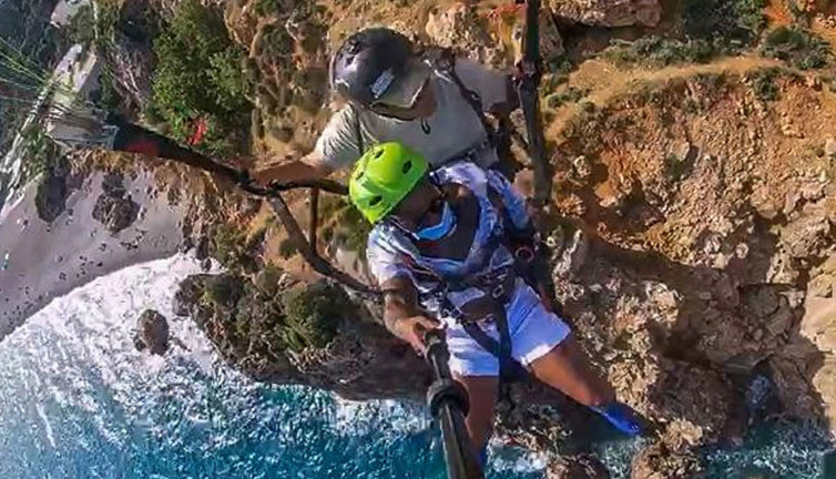 Paraşütte heyecandan bayıldı