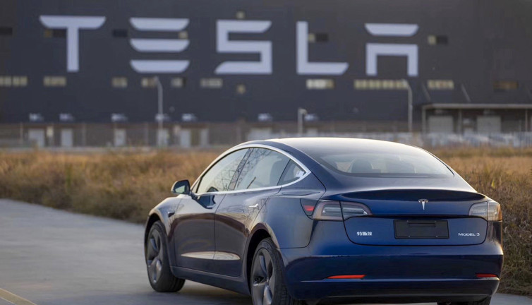 Tesla araçlar bir hatayla daha gündeme geldi. Tekrar şirkete çağırılıyorlar