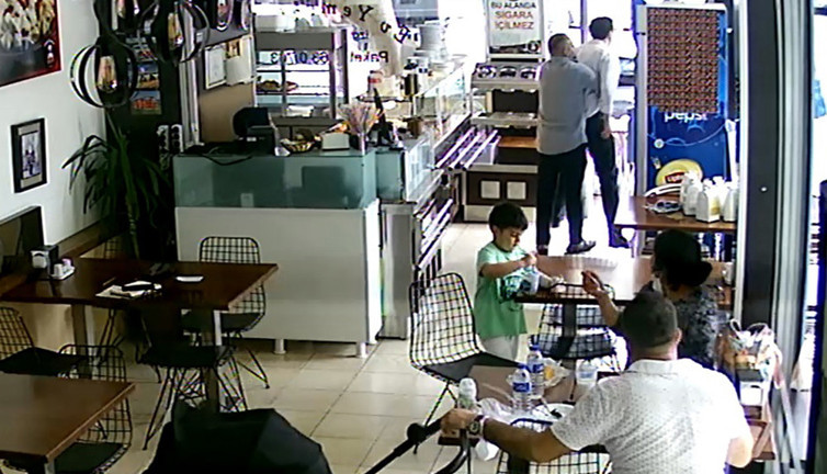 Heimlich Manevrası yine hayat kurtardı! Restoranda büyük panik…