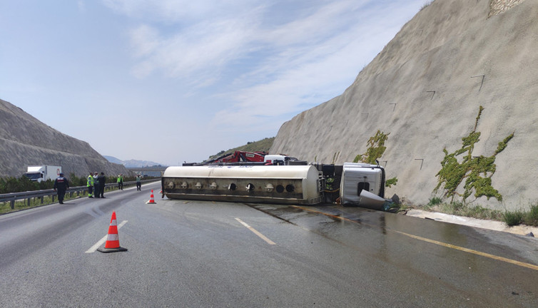 TIR, otomobile ve istinat duvarına çarpıp devrildi! Bursa istikameti kapandı…