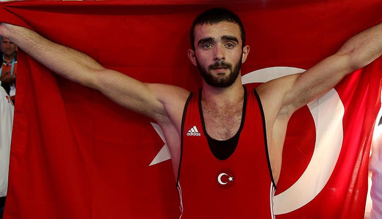 Mehmet Ali Yiğit'ten güreşte altın madalya