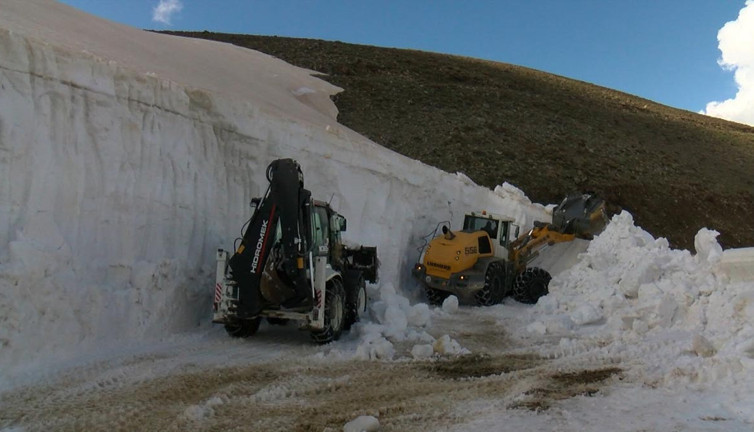 Muş’ta mayıs ayında 5 metrelik karla mücadele