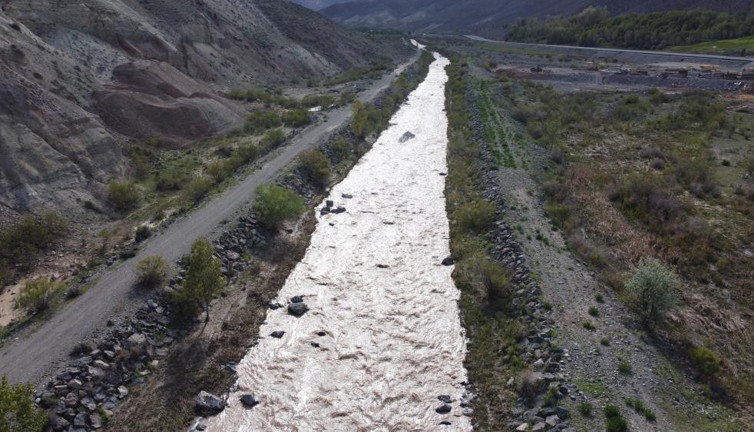 Kuruyan çay gürül gürül akıyor