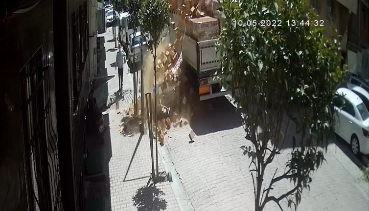 Facia ucuz atlatıldı! Tuğlalar otomobilin üzerine devrildi...