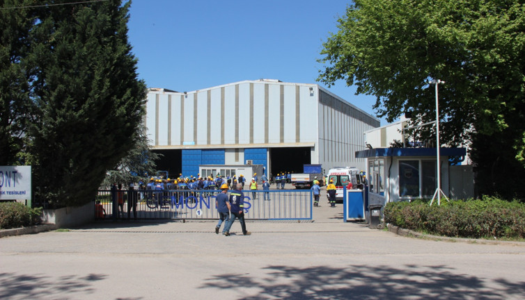 Kocaeli'de fabrika yangını: 10 işçi dumandan etkilendi