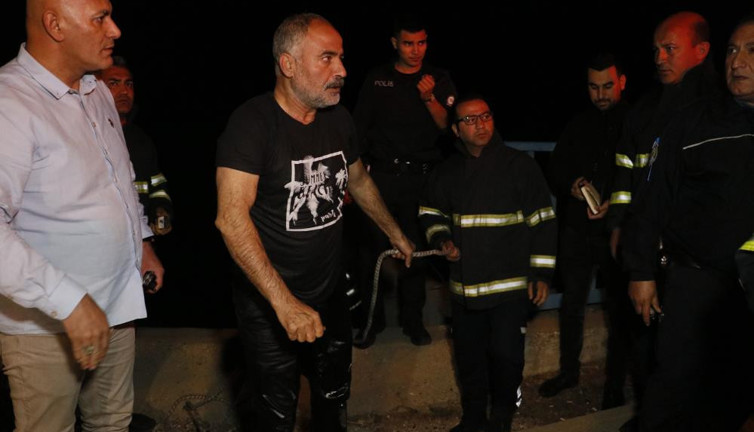 El ele tutuşup köprüden atladılar