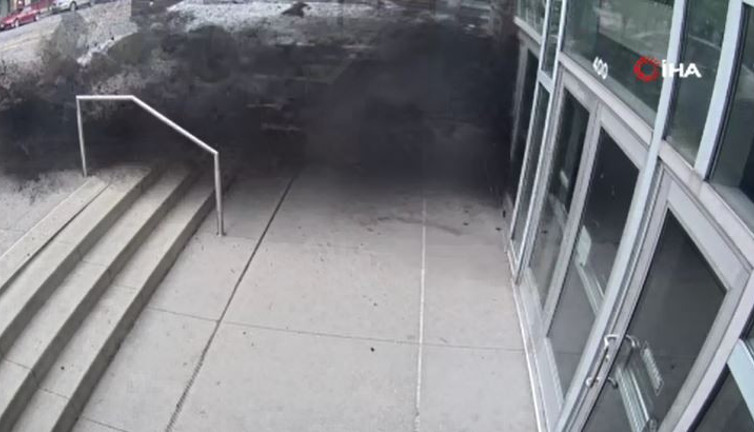 Freni arızalanan Tesla son sürat kongre merkezine daldı