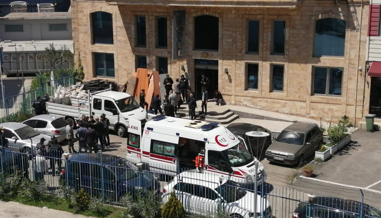 Asansör boşluğunda çalışan işçiler asansör altında kaldı: 1 ölü, 2 yaralı