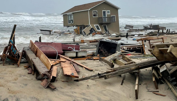 İki evi dev dalgalar yuttu