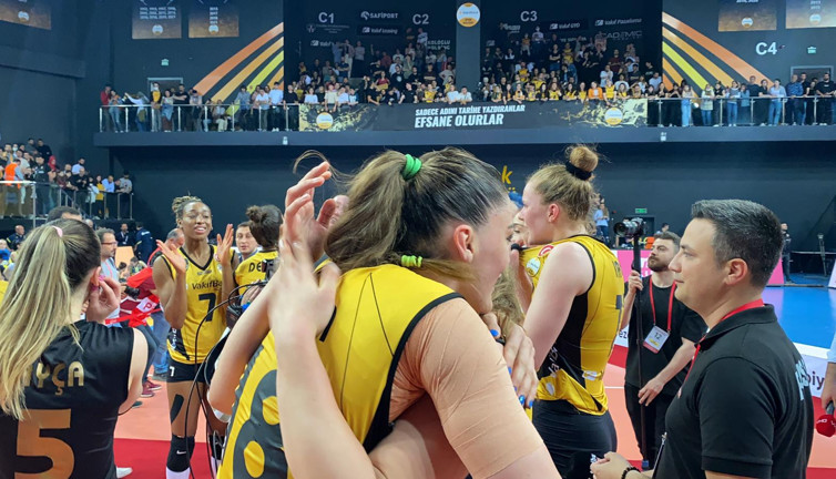 VakıfBank'ta şampiyonluğun mimarları Yeniçağ'a konuştu. Gabi, Neslihan Demir Güler, Giovanni Guidetti ve Isabelle Haak'dan çok özel açıklamalar