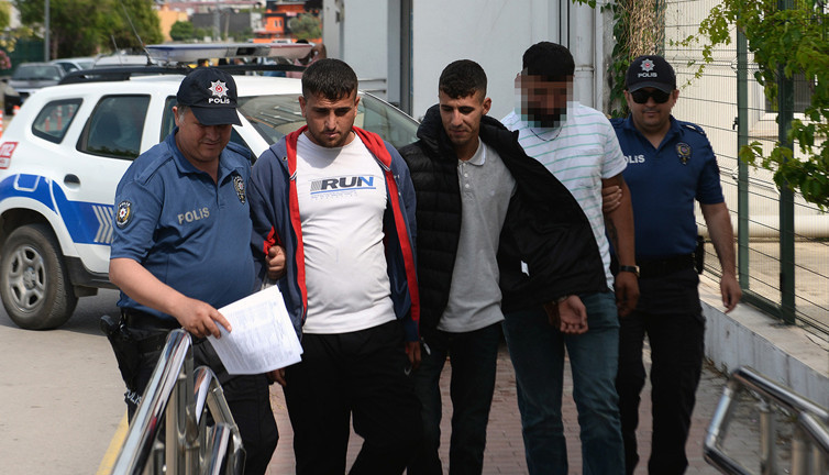 Kalaşnikofla yakalandılar! Gazeteciye 'Seni vurmak için' dediler…