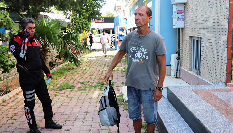 Çantası çalındı! Yalın ayak hırsızların peşine düştü…