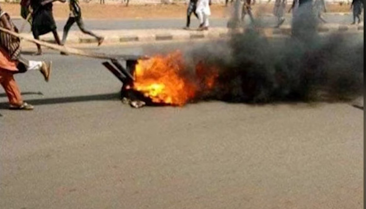 İslam'a hakaret ettiği iddia edilen genç kızı diri diri yaktılar