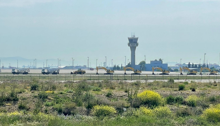 Atatürk Havalimanı bugün yıkılmaya başlandı. Seneye kar yağdığında bakanların ineceği havalimanı yok ediliyor