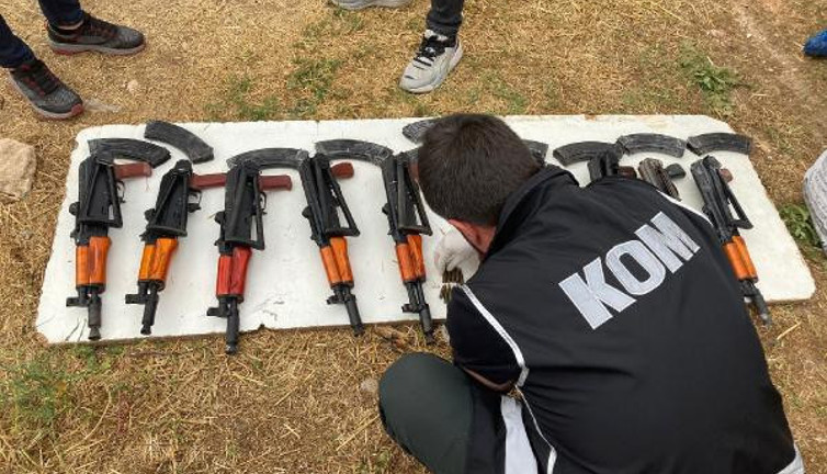 Uyuşturucu baskınına gittiler cephanelikle karşılaştılar. Çiftlikten 10 kalaşnikof çıktı